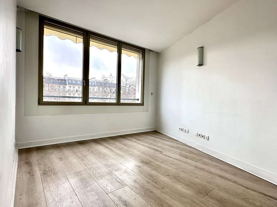 Commerce à PARIS-8E