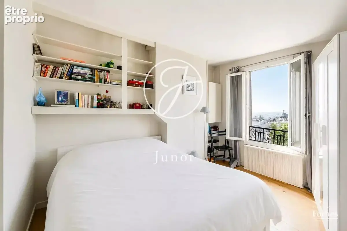 Paris 18e - MONTMARTRE / ABBESSES - Appartement à vendre - 2 pièces - 29,86m² Carrez et 30.04m² au sol - 1 Chambre. - photo 2