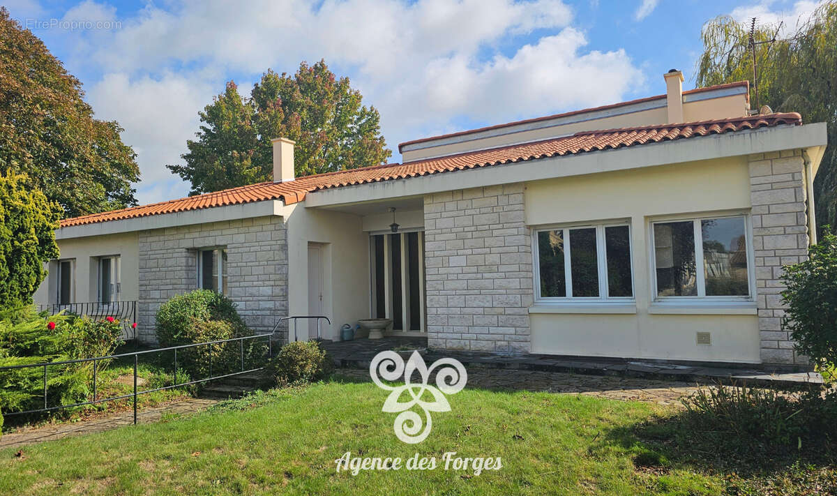 Maison à LE PUISET-DORE