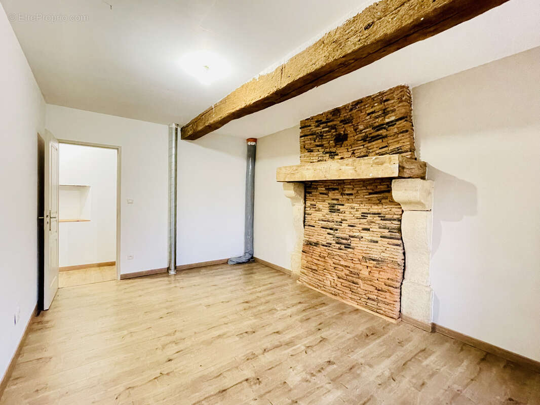 Maison à LESIGNAC-DURAND