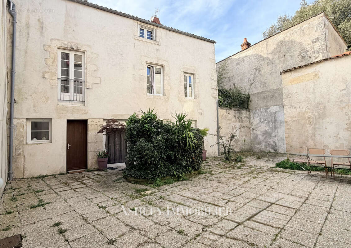 À vendre : immeuble de caractère situé à seulement 200 m du marché central de La Rochelle, comprenant 7 appart - photo 13