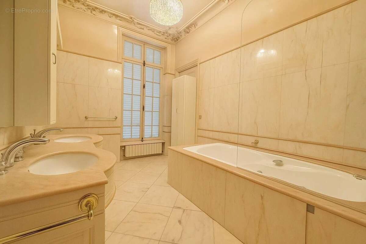Appartement à PARIS-16E