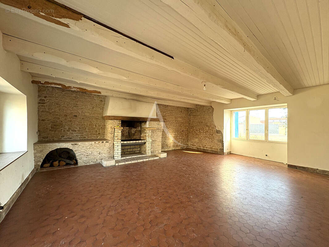 Maison 9 pièces - 3 chambres - NALLIERS - photo 3