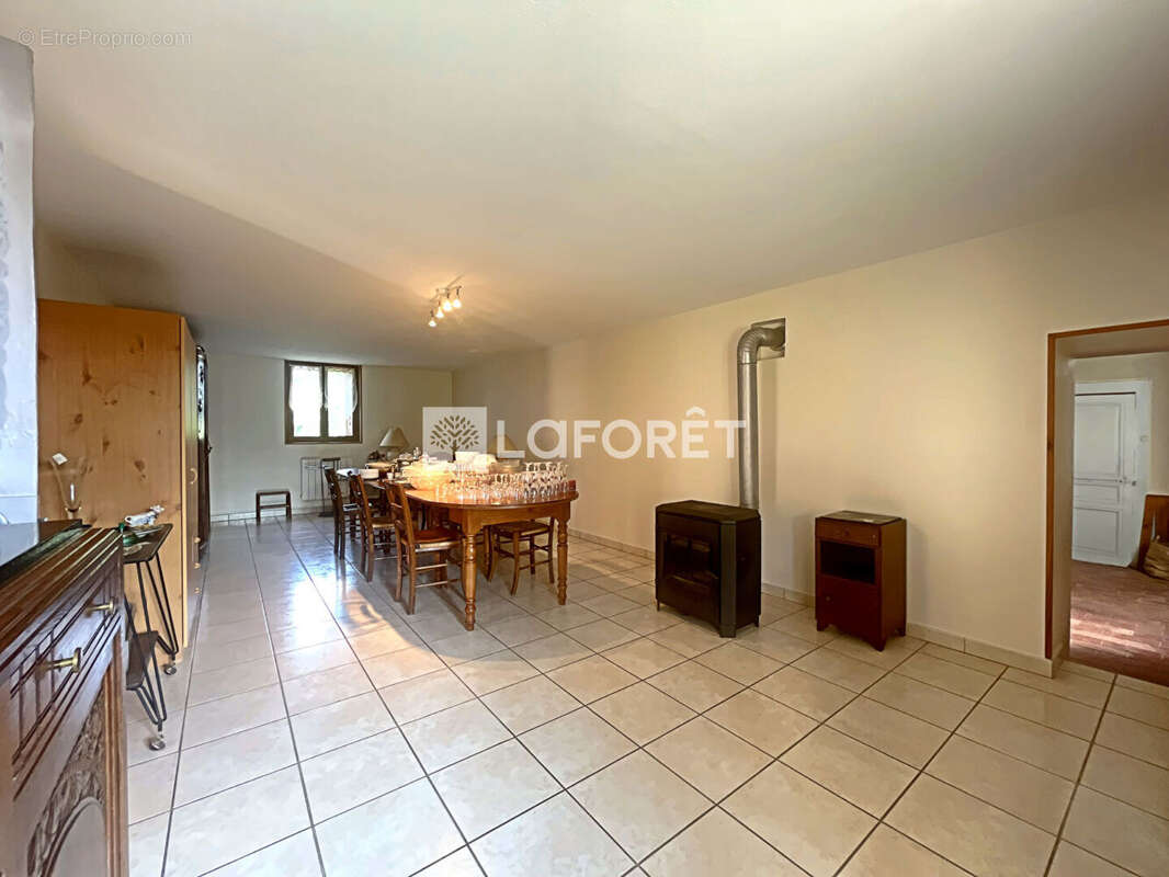 Maison à DOMMARTIN-LES-CUISEAUX