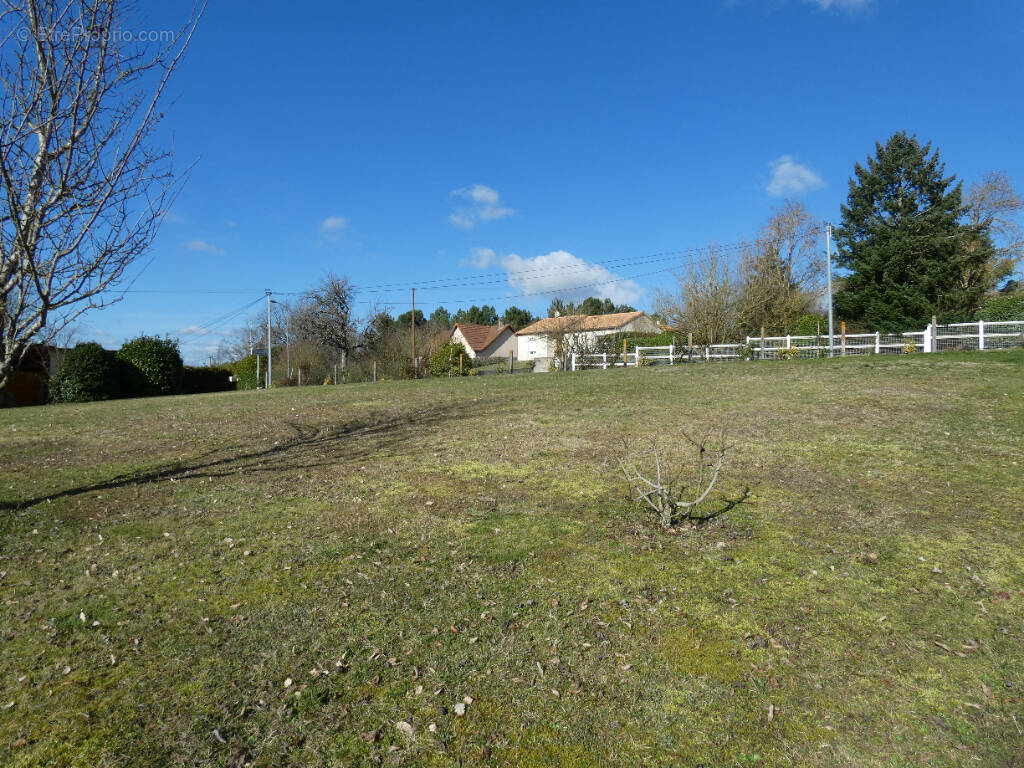 Terrain à VOUNEUIL-SUR-VIENNE