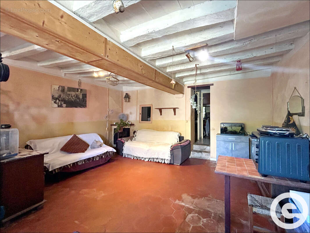 Maison 2 pièces 49.56 m2   Grange et dépendance et fort pententiel d'évolution    Terrain 389 m2   VILLEMANOCH - photo 2