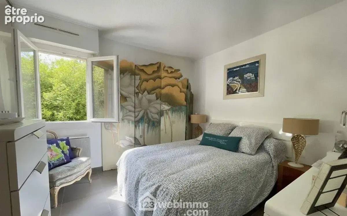 Chambre confortable avec placards de rangement intégrés.
