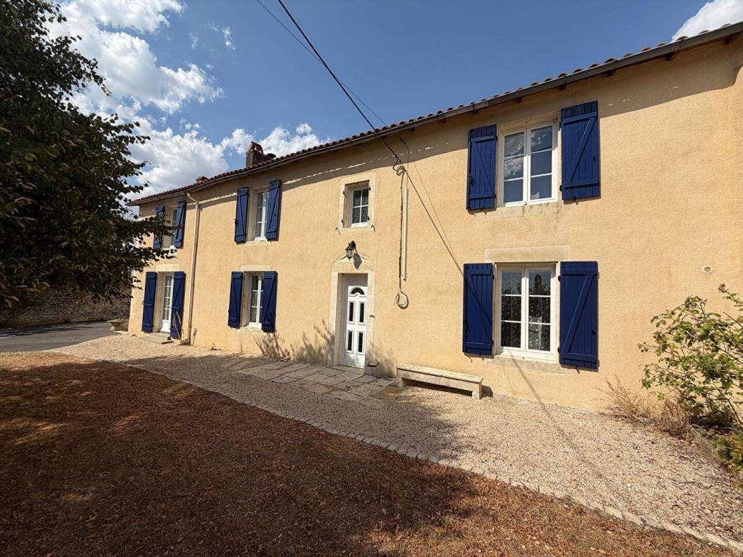 Maison Nanteuil 6 pièce(s) 161m2 - photo 8