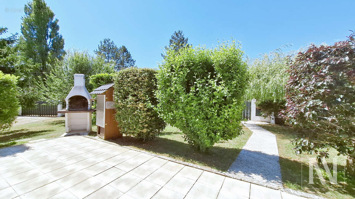 Cadre résidentiel recherché pour cette maison familiale pleine de charme - photo 4