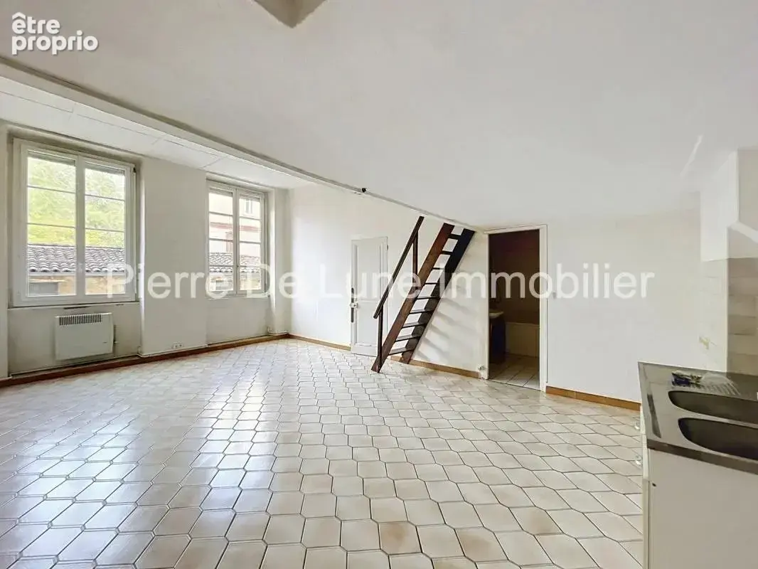 LYON 4e – CROIX-ROUSSE  Une adresse privilégiée au cœur du quartier - photo 1
