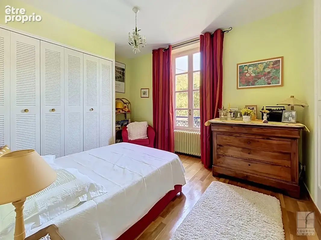 Maison de charme de 257 m², avec piscine et terrain arborée - photo 10