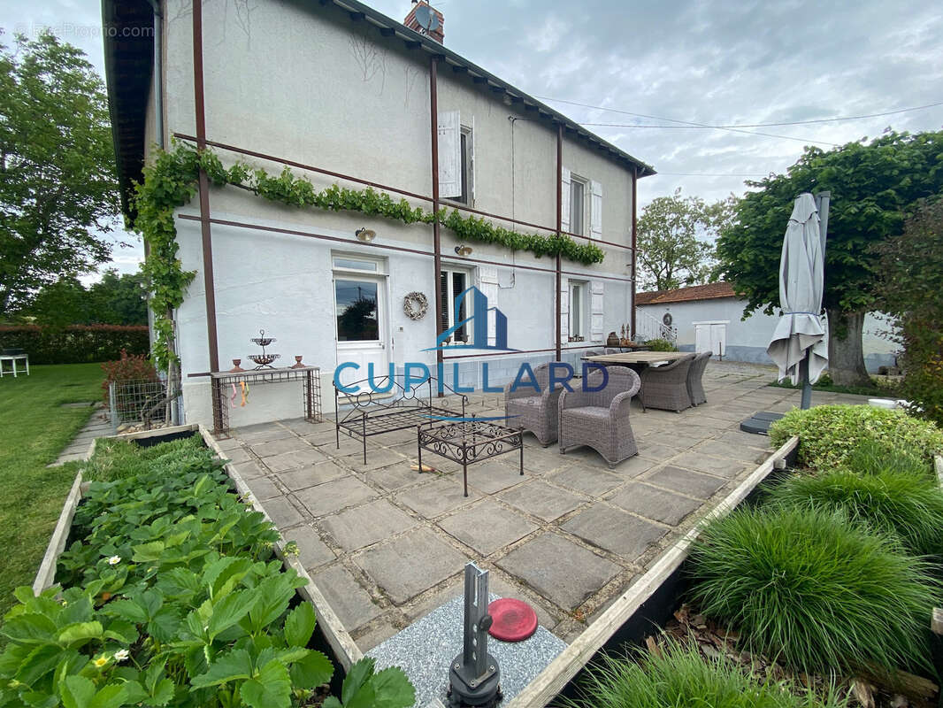 Maison à SAINT-GERMAIN-LESPINASSE
