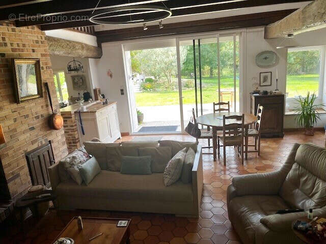 Maison à SAINT-LAURENT-DE-COGNAC