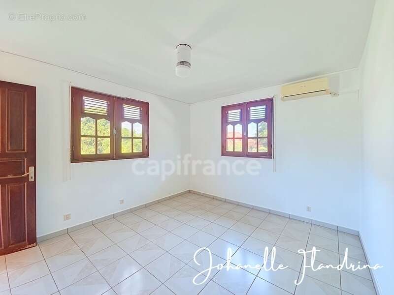 Les Abymes - Immeuble à fort potentiel, 230 m² - projet professionnel, bureaux ou activité libérale - photo 11