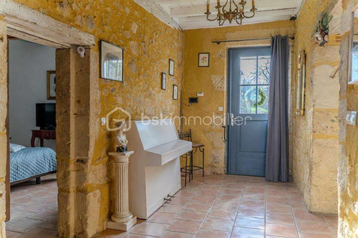 Ensemble de bâtiments en pierre composé d’une maison d’habitation, d’un gîte, d’un pool house, de deux ateliers et de deux sécho - photo 13