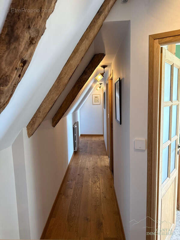 COULOIR DE DISTRIBUTION DES CHAMBRES - Maison à THIEZAC