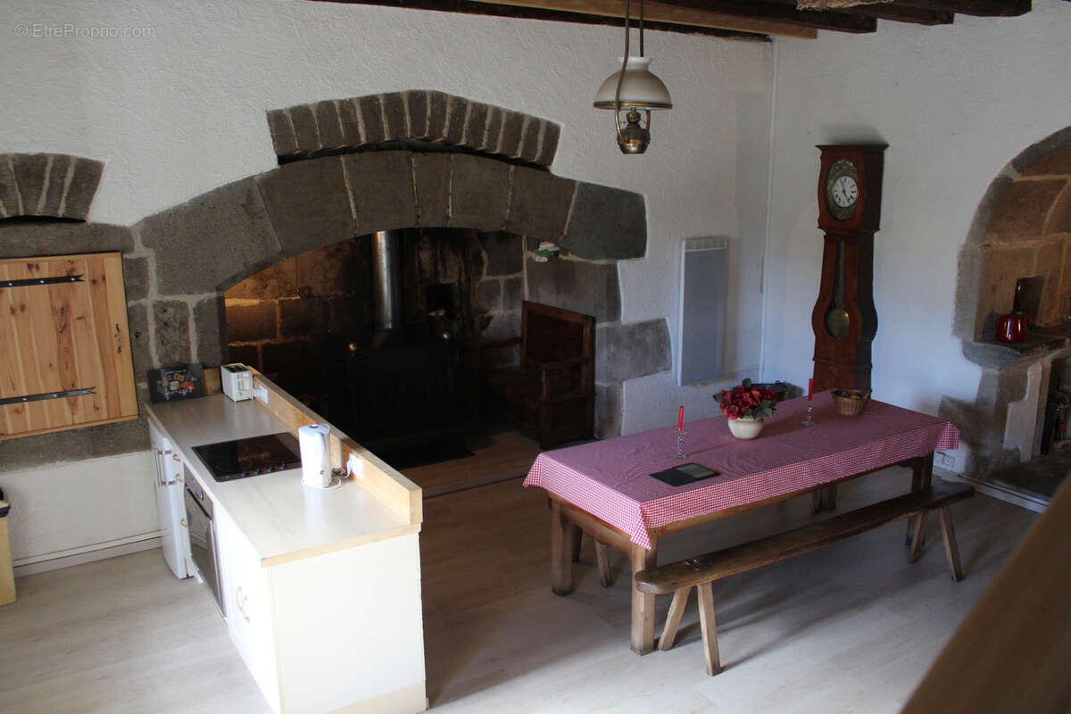 Maison à SAINT-MARTIN-CANTALES