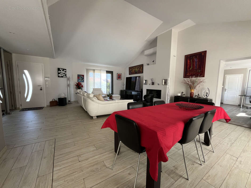 Bourg du CELLIER -  Belle maison plain pied  - 200 m2 - 8 pièces - piscine - photo 2