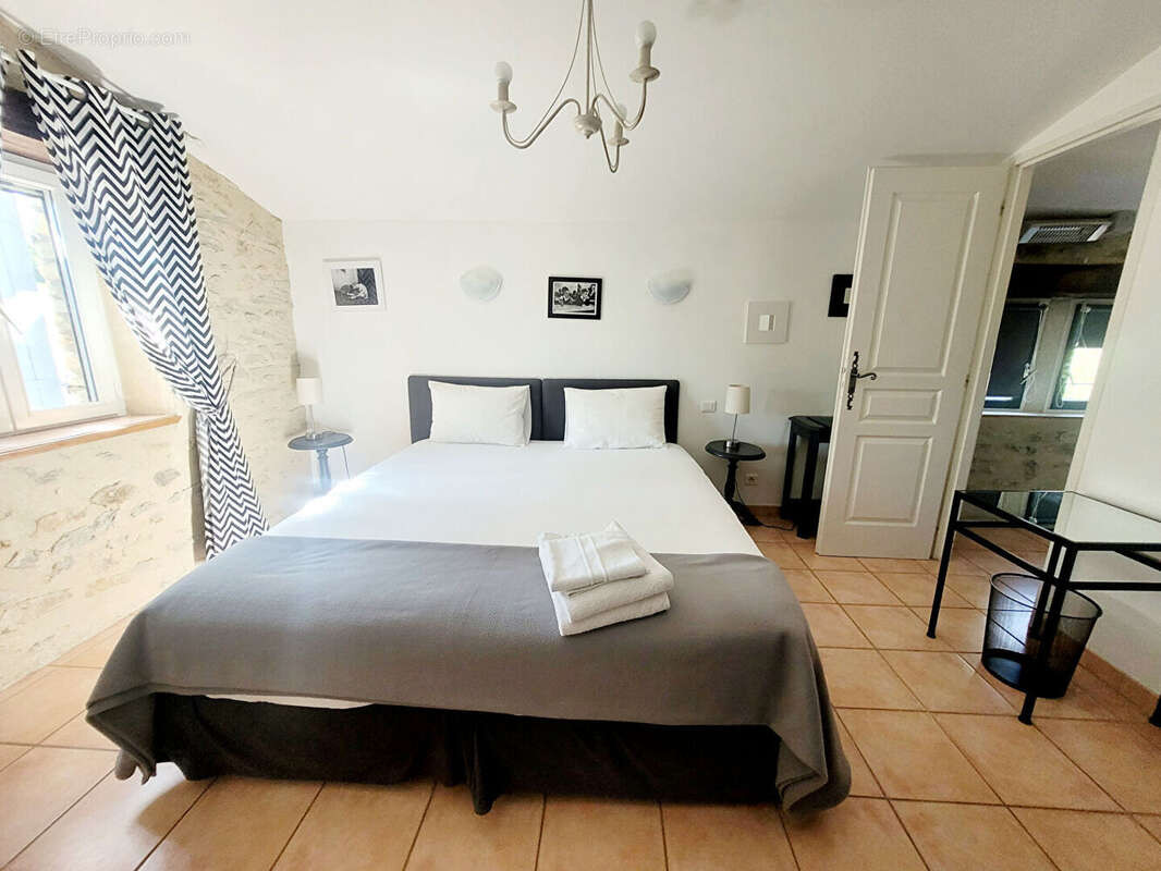 Propriété de charme en pierre avec gîte indépendant, piscine et vue exceptionnelle sur les 3 Becs - photo 9