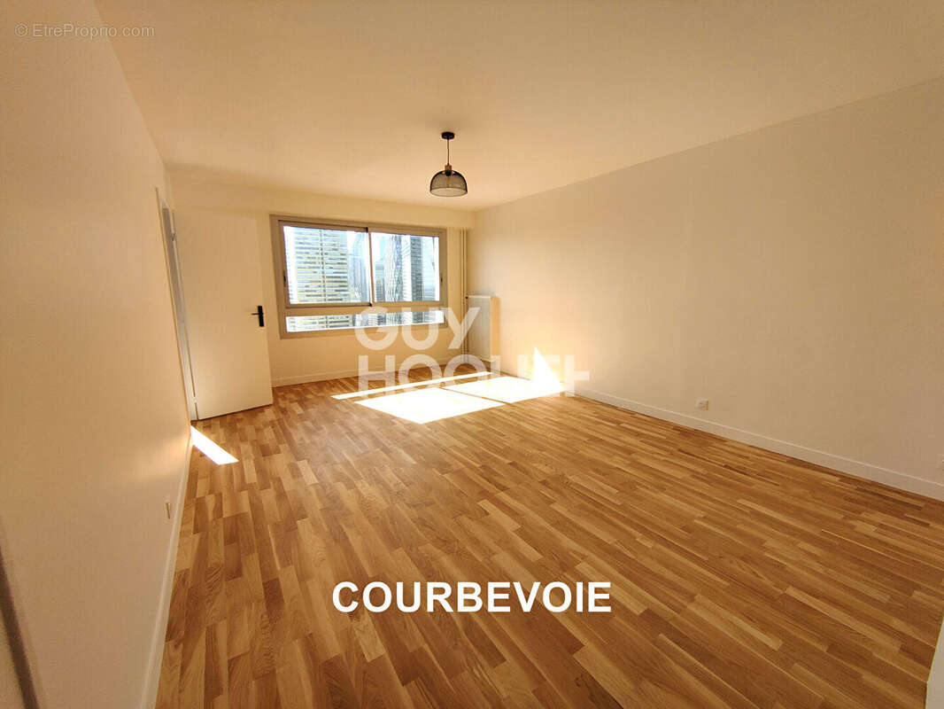 Appartement à COURBEVOIE