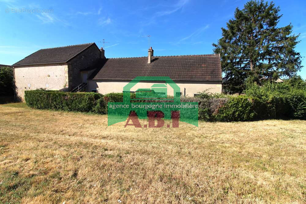 58, secteur Moraches - Ancien corps de ferme indépendant sur 3200m2 de terrain. - photo 5
