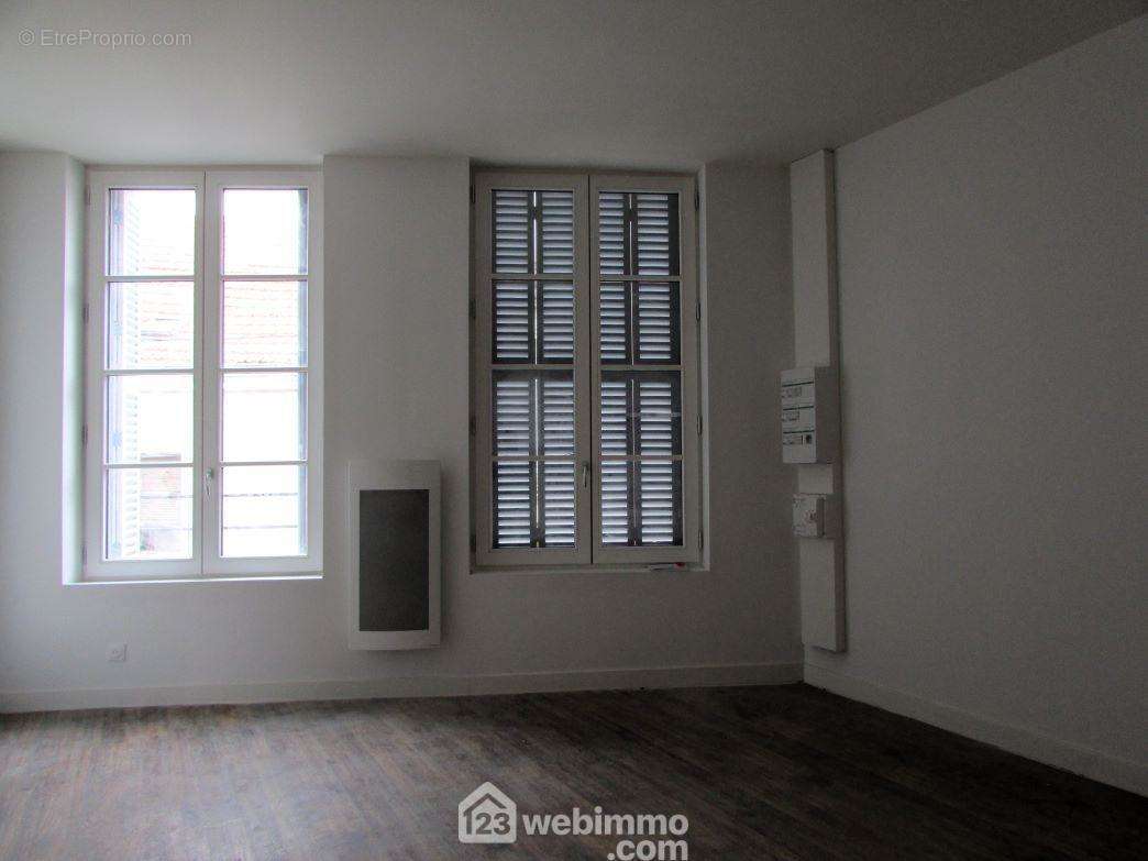 Au 1er étage, le séjour lumineux de 24 m2... - Appartement à CHATELLERAULT