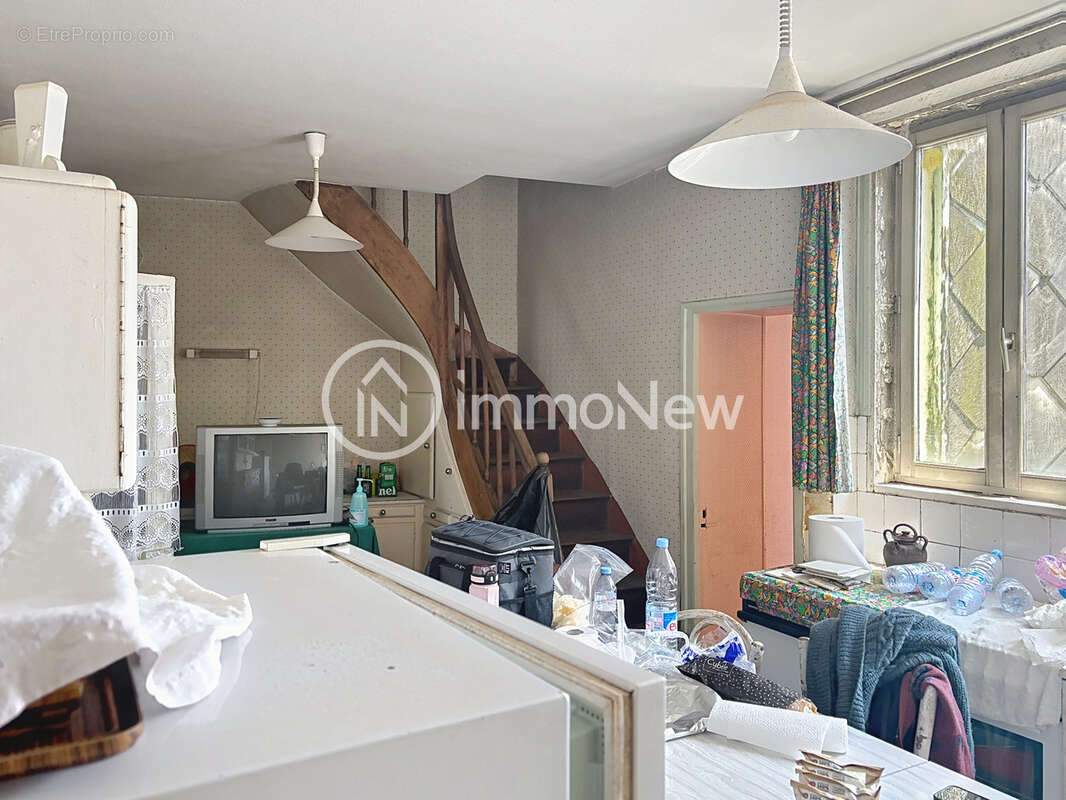 Maison mitoyenne a renover 100 m2 sur terrain 600 m2 environ en plein bourg - photo 5