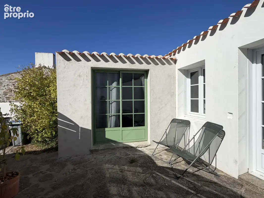Jolie maisonnette avec cour pavée à 2 pas des commerces de St Sauveur. - photo 3