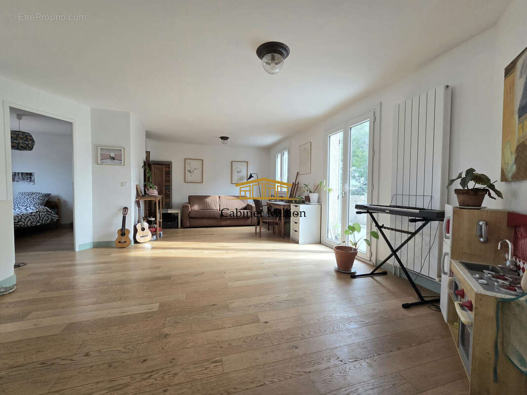 Maison à VIC-LA-GARDIOLE