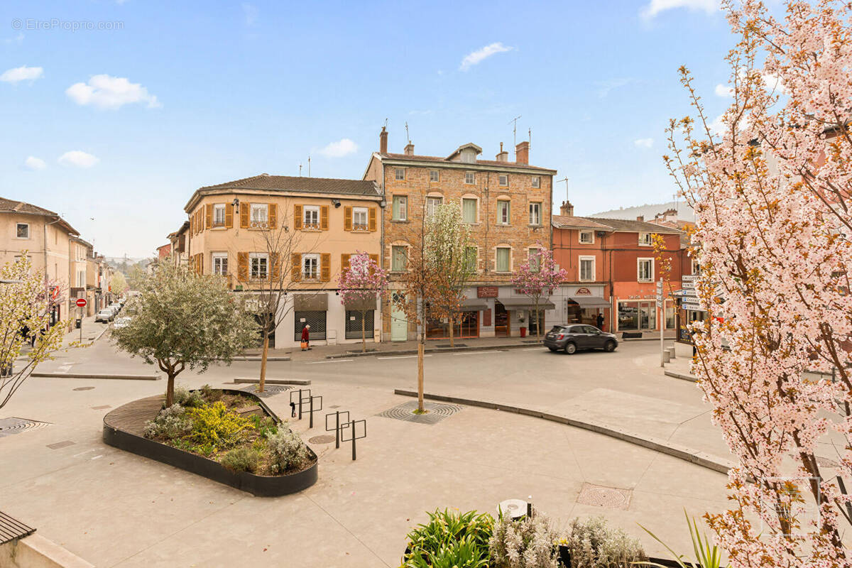 Commerce à FONTAINES-SUR-SAONE