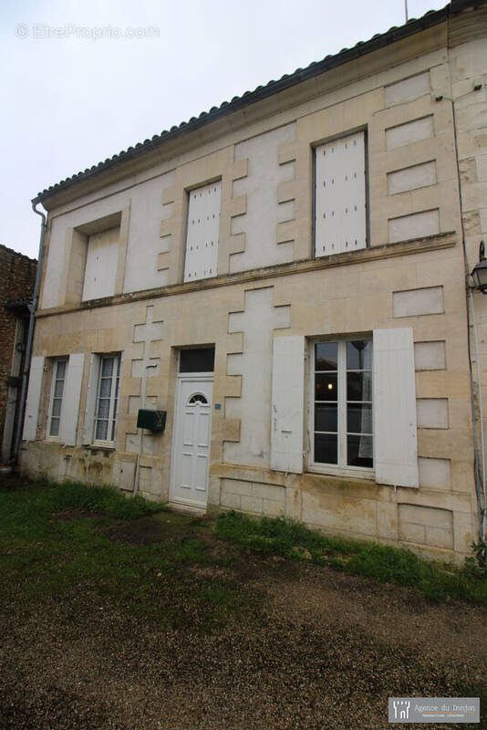 Maison à SAINT-GENIS-DE-SAINTONGE