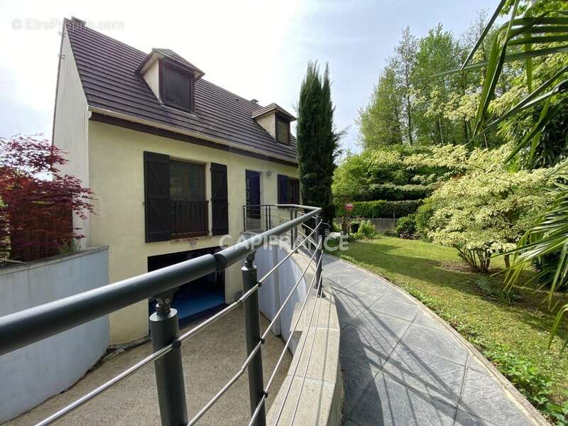 Maison familiale lumineuse, jardin arboré, calme et nature à deux pas à Fosses (95) - photo 15