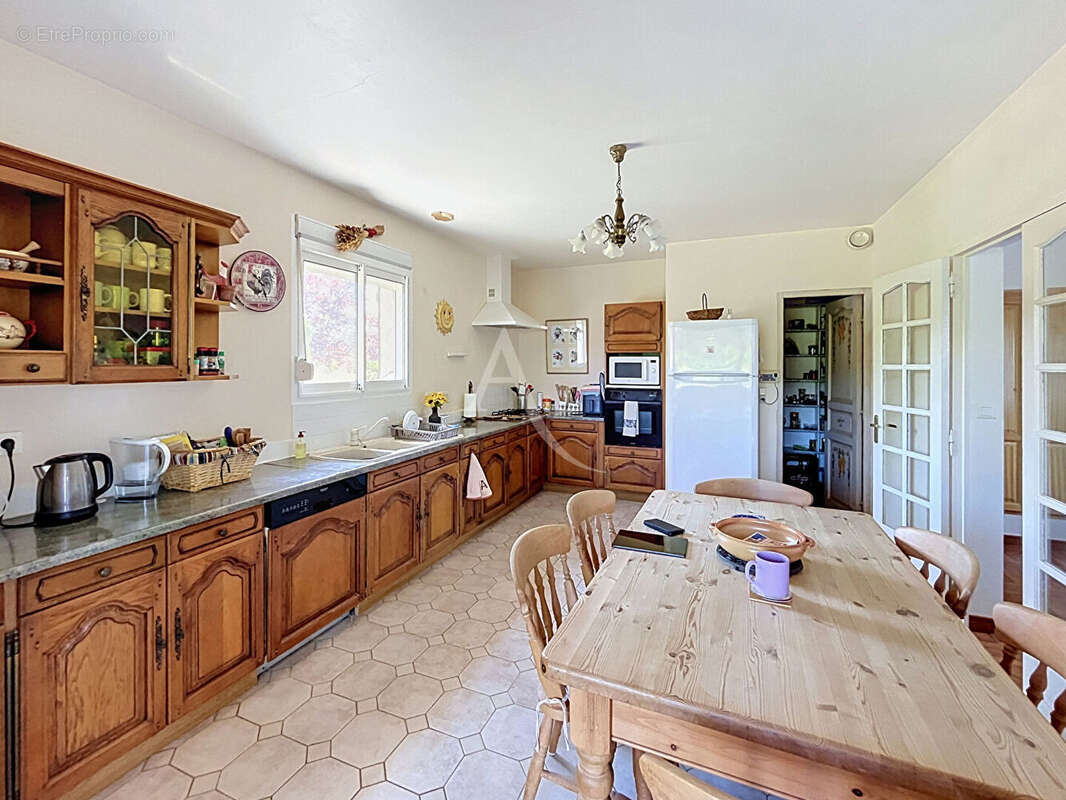 Maison plain pied de 229 m² avec 5 chambres, sous-sol complet, double garage et jardin clos à 3 minutes de Prayssac - photo 6