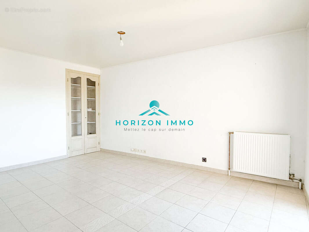 Appartement à SAINT-LAURENT-DU-VAR