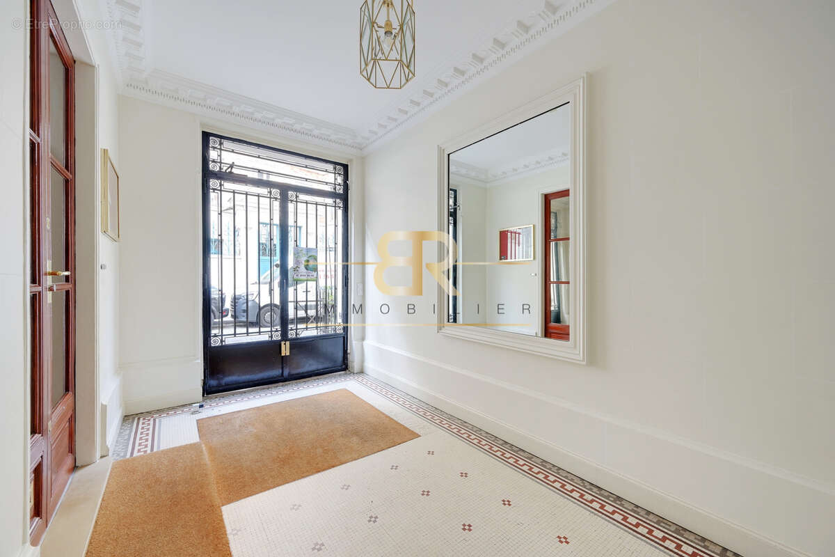 Appartement à PARIS-16E