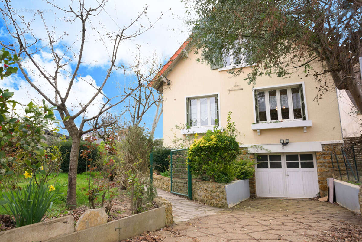Maison à SAINTE-GENEVIEVE-DES-BOIS
