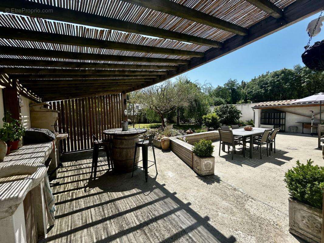 SAINT-OUEN-D'AUNIS. Propriété de caractère, piscine et grange à rénover un bien rare au potentiel exceptionnel - photo 2