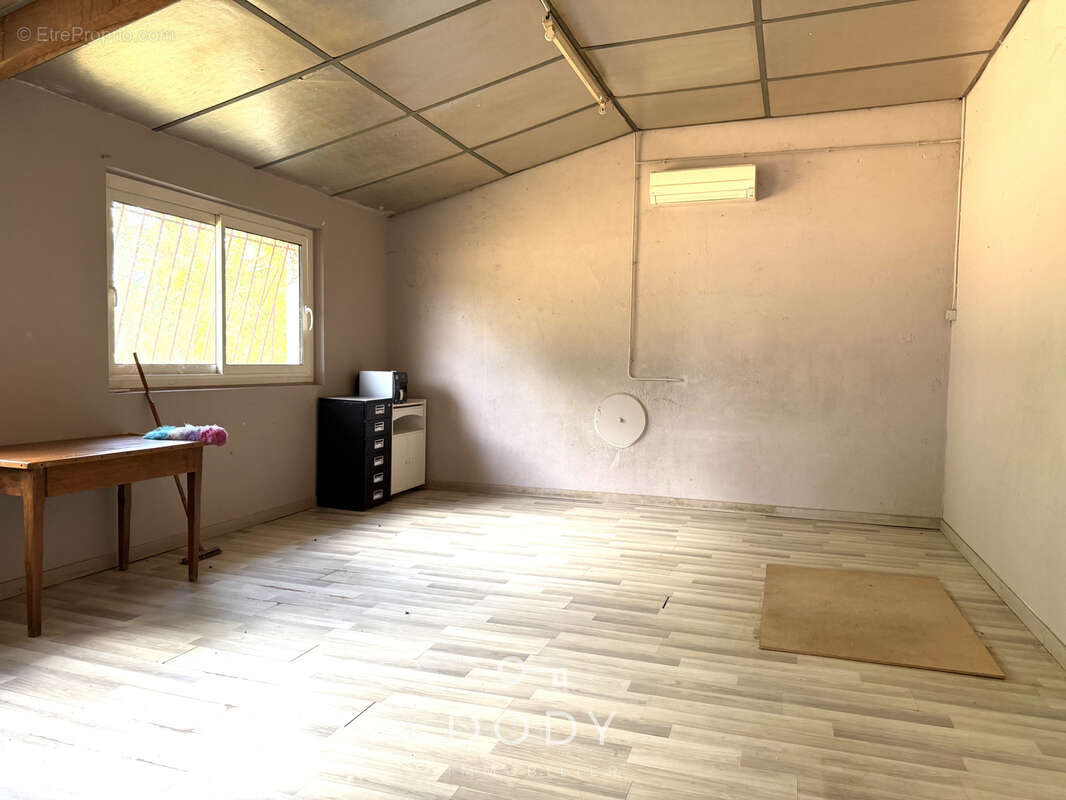 Local commercial d'env 500 m2 - photo 5