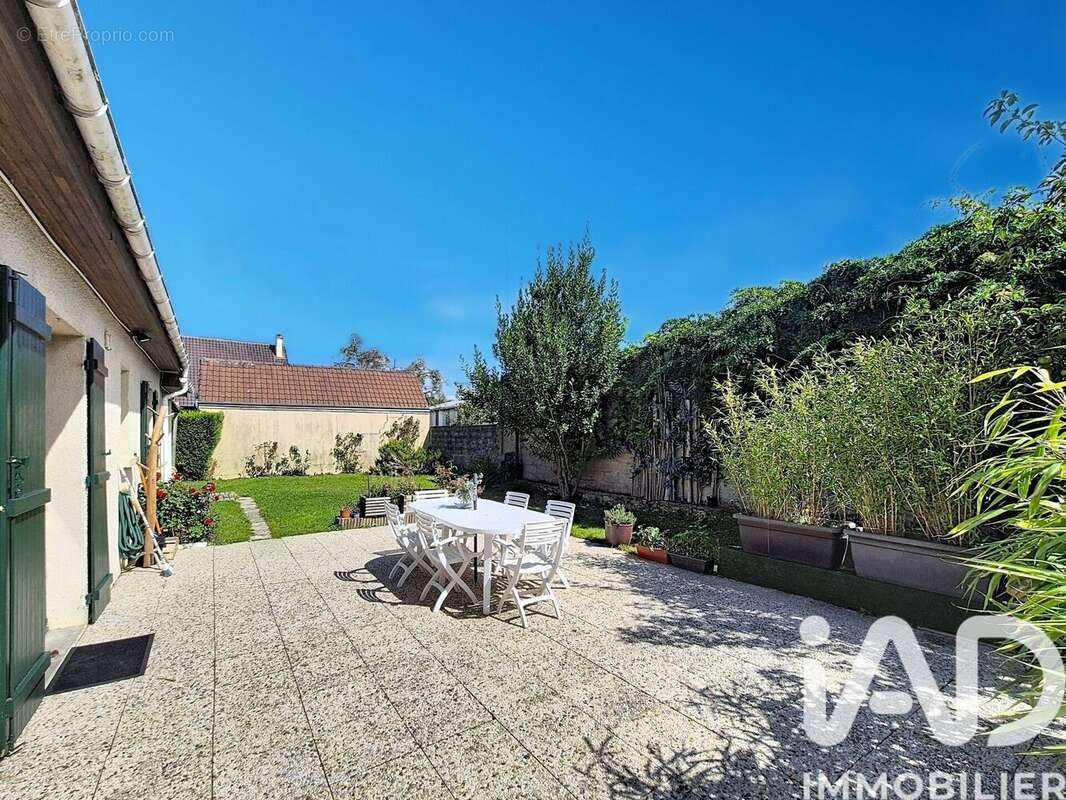 Photo 2 - Maison à LE MESNIL-SAINT-DENIS