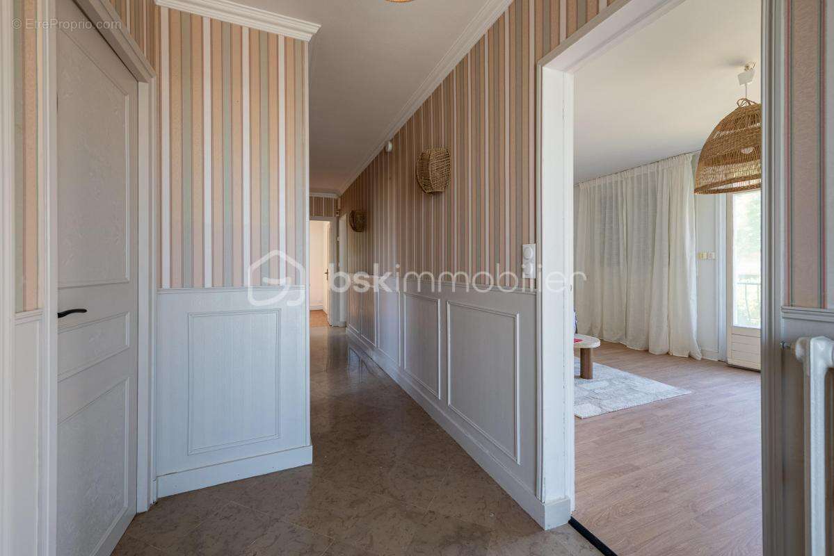Très belle maison rénovée des années 1970 composée de ses 4 chambres, de son sous-sol total et de son jardin clos sans vis-à-vis - photo 2