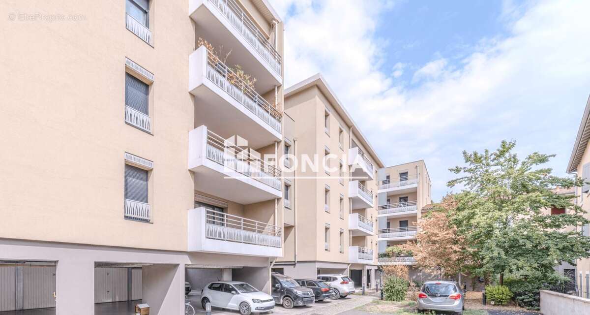 À vendre appartement T4 lumineux avec balcon et garage box – Proche centre de Neuville-sur-Saône - photo 2