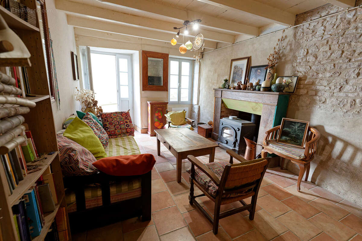 Maison de village 4 pièces avec cour intérieure et jardin - VARAIGNES (24) - photo 2