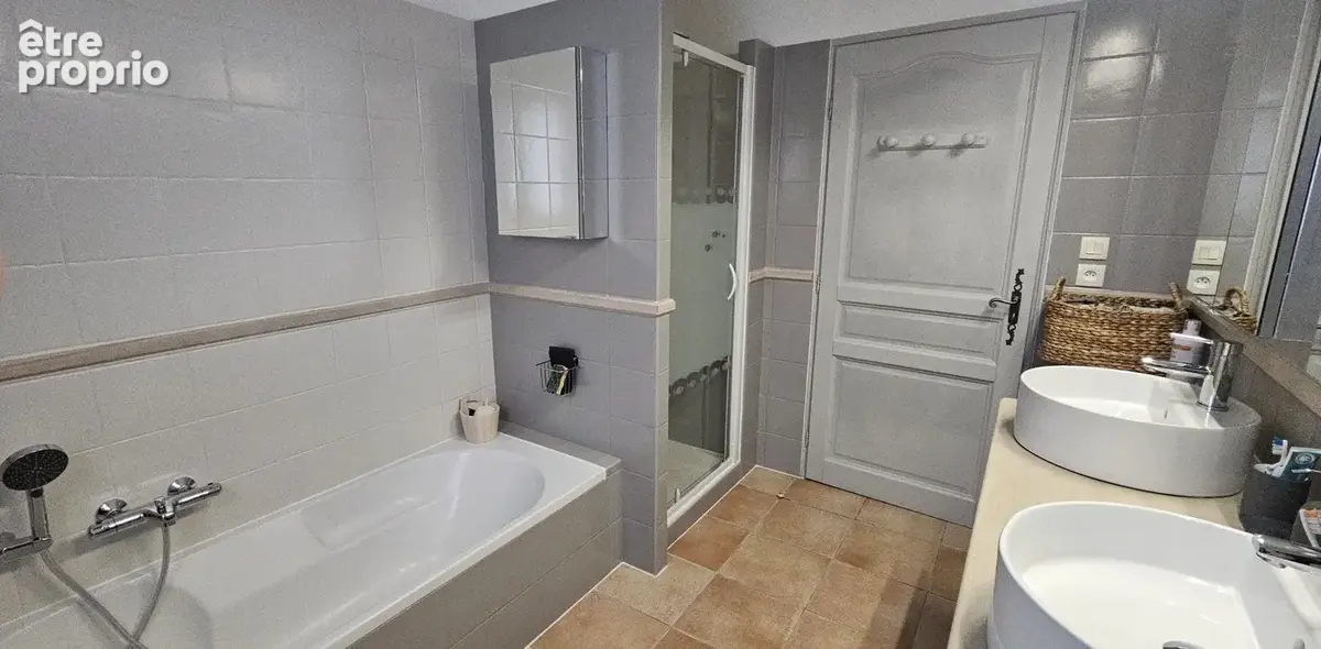Bagnols-en-Forêt   Deux villas sur un terrain arboré de 2 598 m2 avec piscine et double garage - photo 6