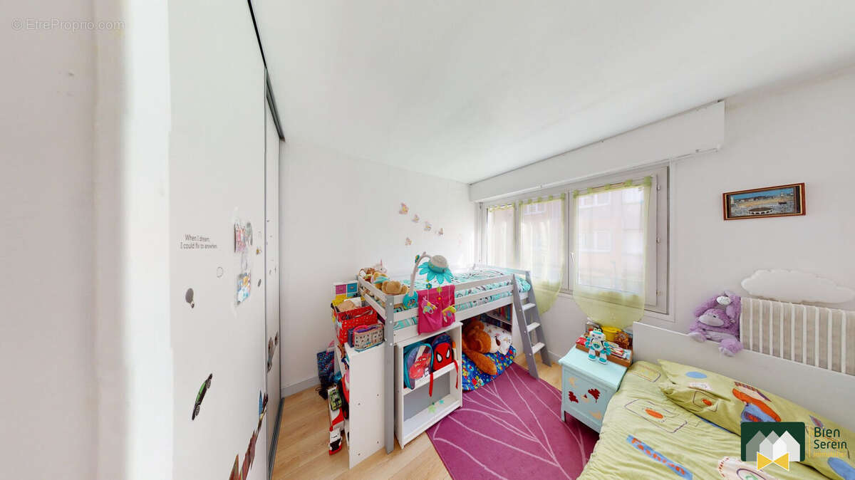 Chambre 1 - Appartement à CHARTRES