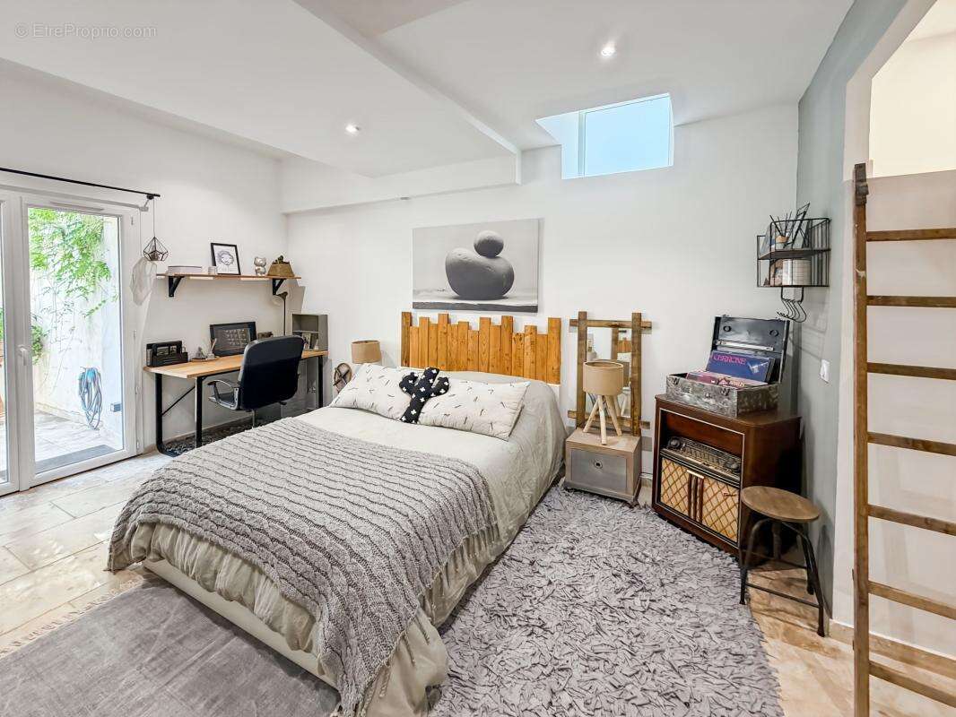 Chai rénové en loft de 152m², jardin, piscine, DPE A - photo 12