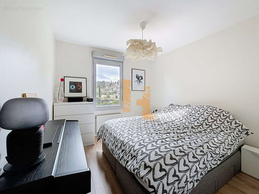Appartement à NEYRON