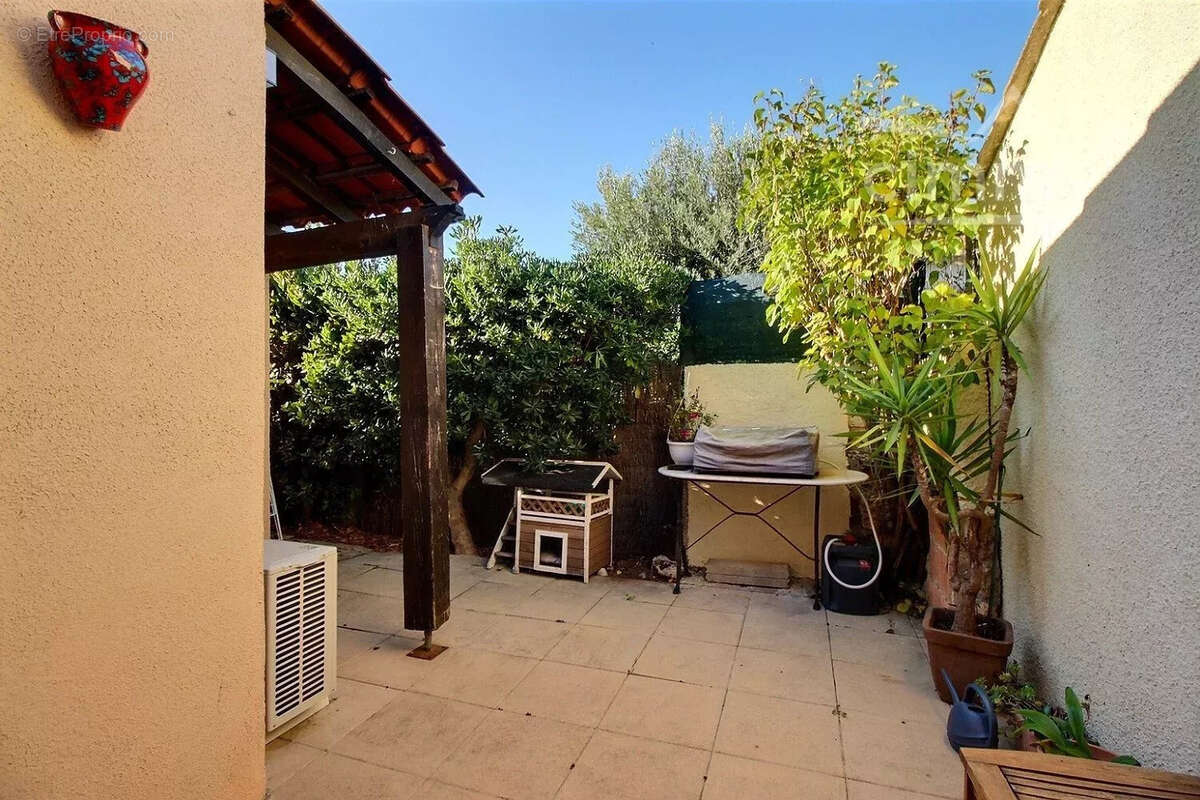 Maison à VIC-LA-GARDIOLE