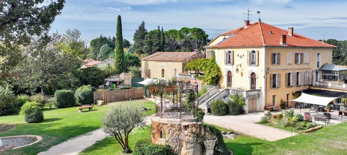 Maison à ENTRAIGUES-SUR-LA-SORGUE