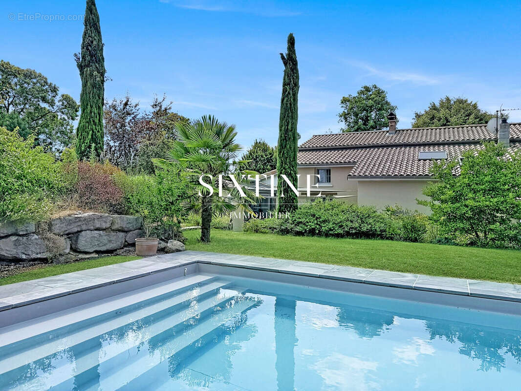 Maison 264 m² à Saint-Savin  - photo 2
