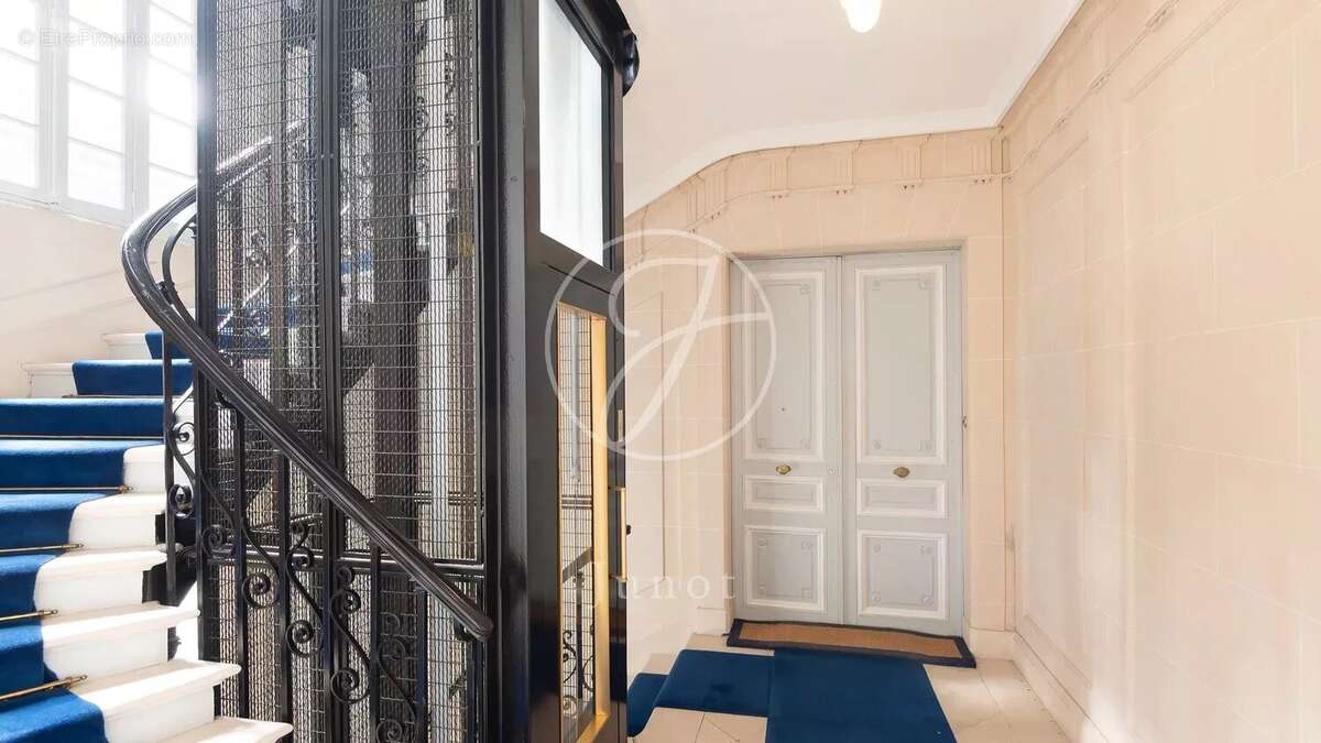 Appartement à PARIS-16E